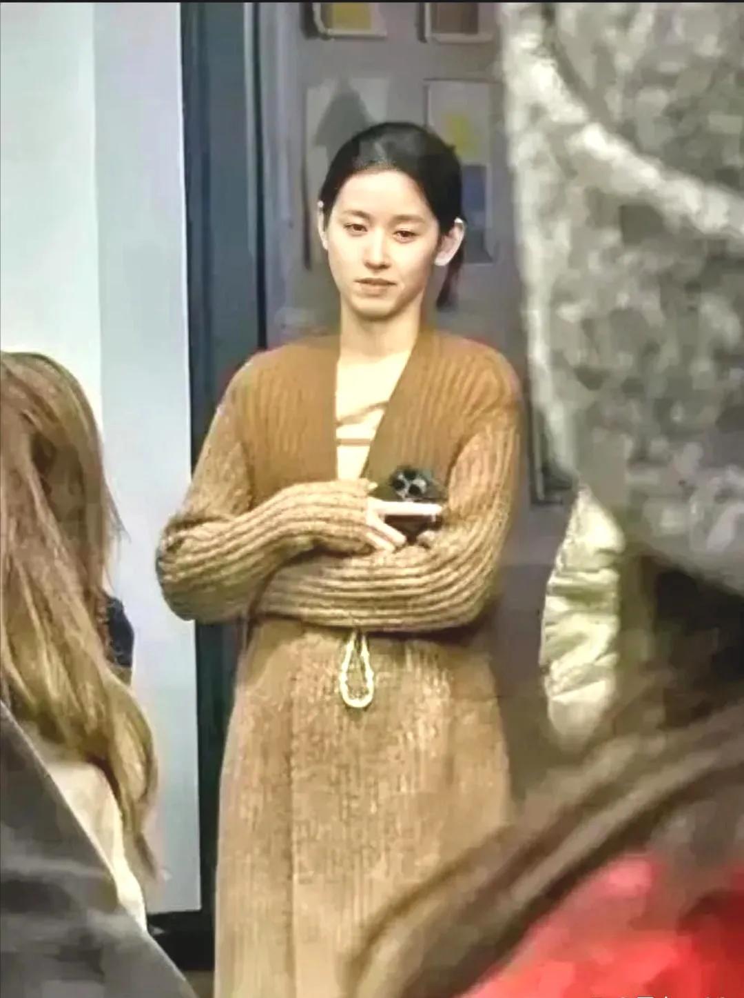 图片中这位穿黄色衣服的女子，不说名字估计很难有人能叫出她的名字来。她就是“奶茶妹