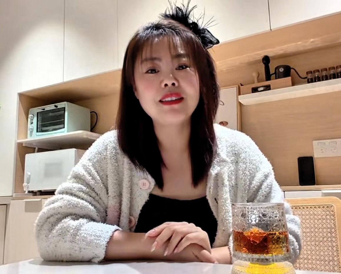 苦茶丹丹香，我妈老糊涂，妈你疯了？
你姑娘才穿80块钱的鞋，你要买200多的鞋？