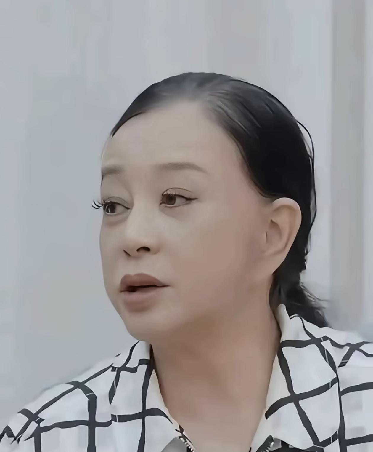 素颜的刘晓庆，和普通老太太没什么区别。满脸的皱纹，我们应该叫奶奶了？