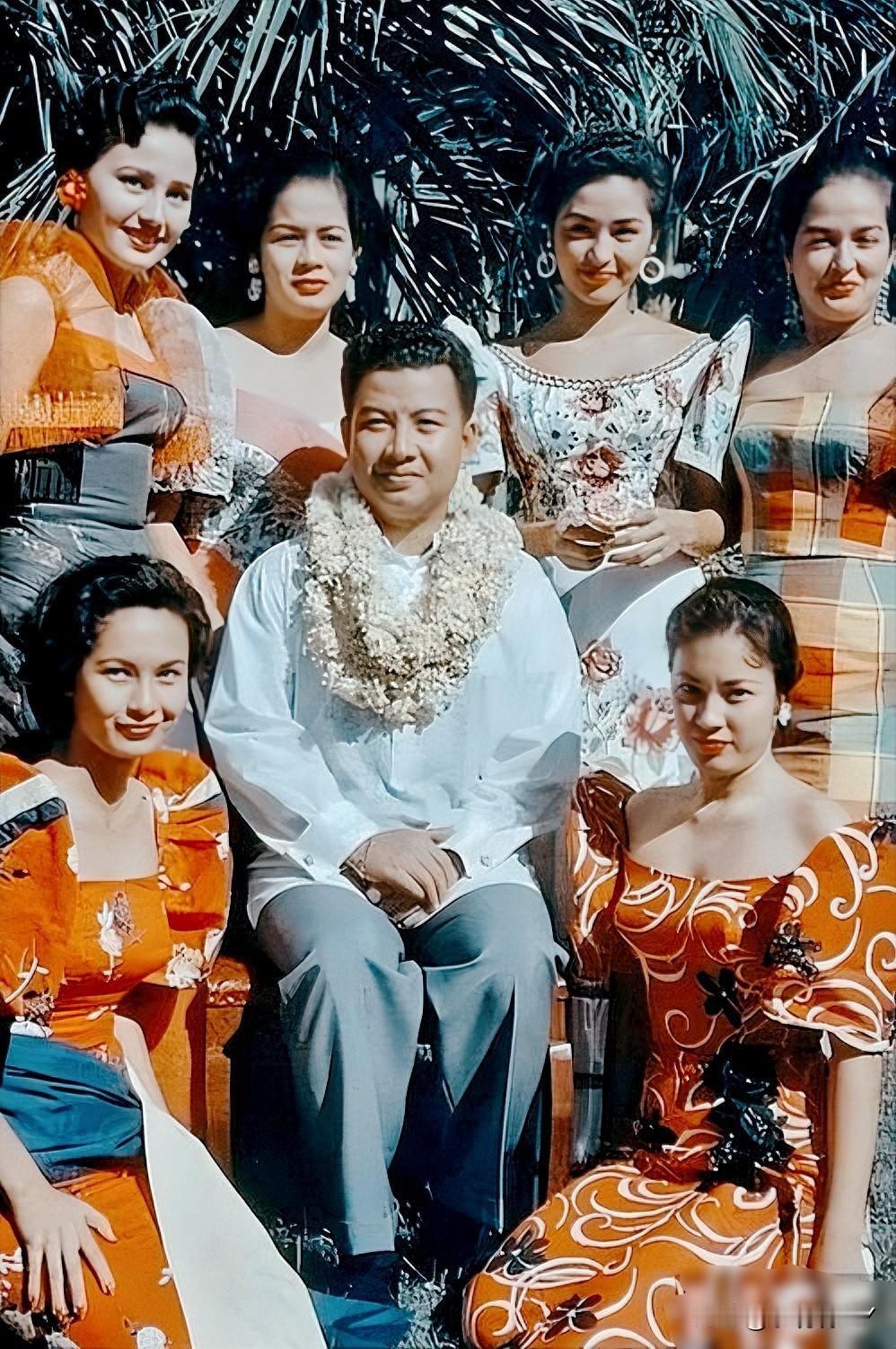 上世纪五十年代，在柬埔寨的西哈努克与他的六个老婆。这绝非演戏，确是货真价实的本人