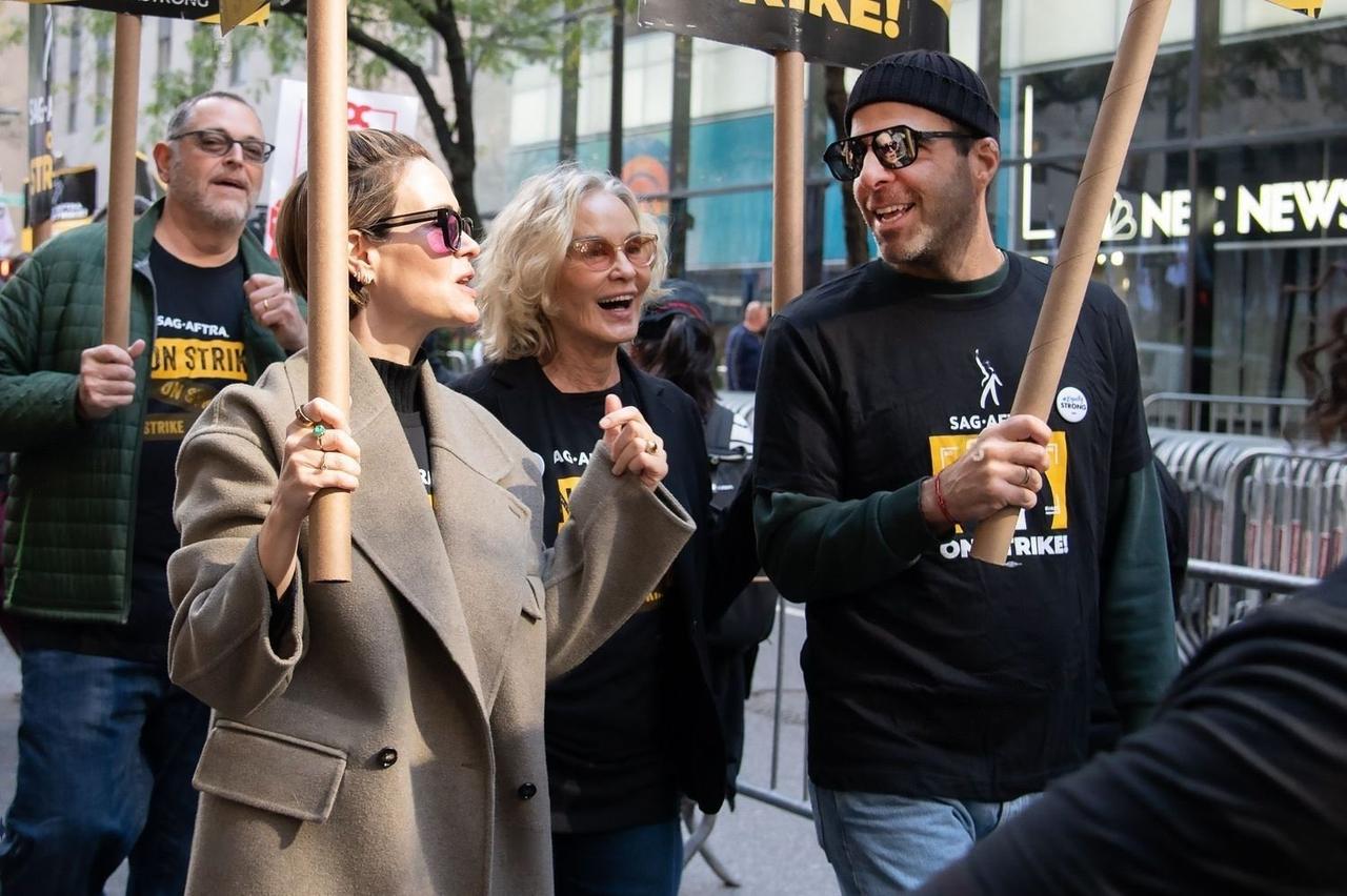 好莱坞谈判疑似失败，罢工继续进行！
今天，曾经拍摄过《美国恐怖故事》的 Jess