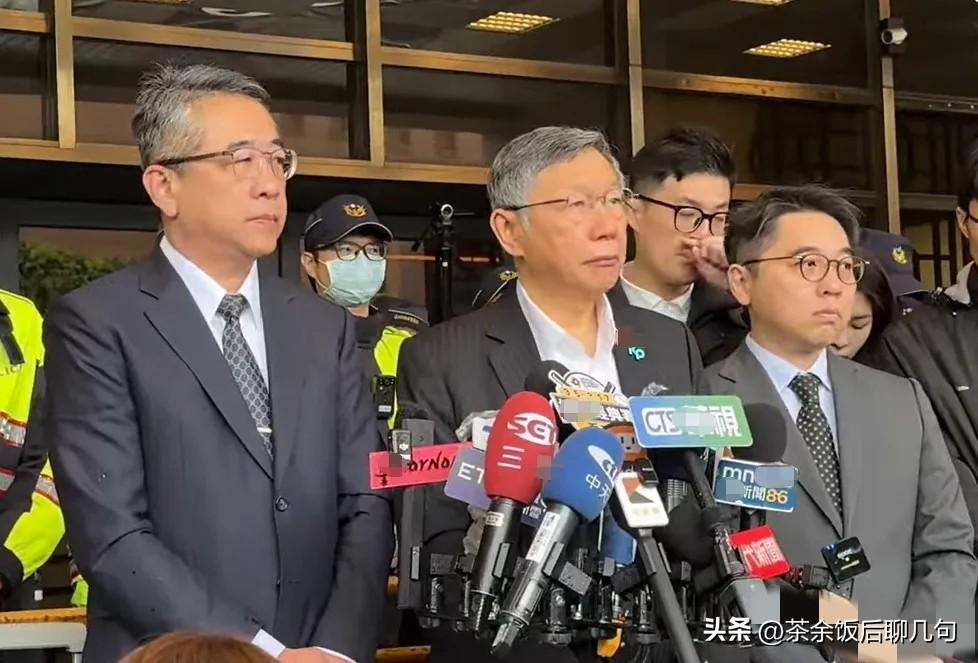 曾经风光无限的柯文哲，到了家乡新竹，身后只有20多人追随。

回想起从前，新竹可