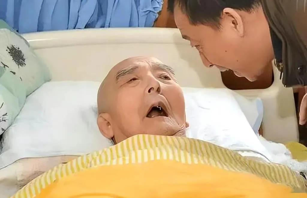 2007年，弥留之际的“活阎王”，谷正文一张罕见的镜头，照片中的他躺在病床上，看