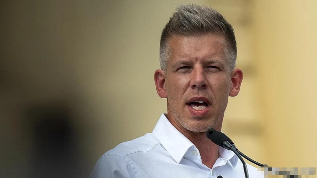 匈牙利变天！反对党“蒂萨”的头儿马亚尔，在国会选举里赢了，胜选当天，马亚尔在集会