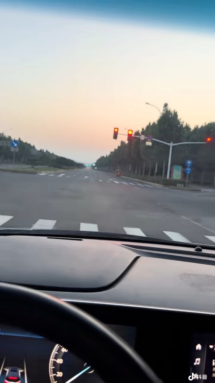 这个红绿灯是不是能把智驾干冒烟？ 