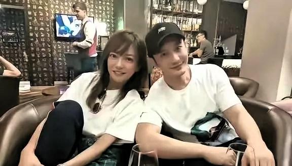 黄晓明这是昏了吗
最近有网友发了黄晓明和小燕子在一起头靠头的照片，并且说黄晓明的