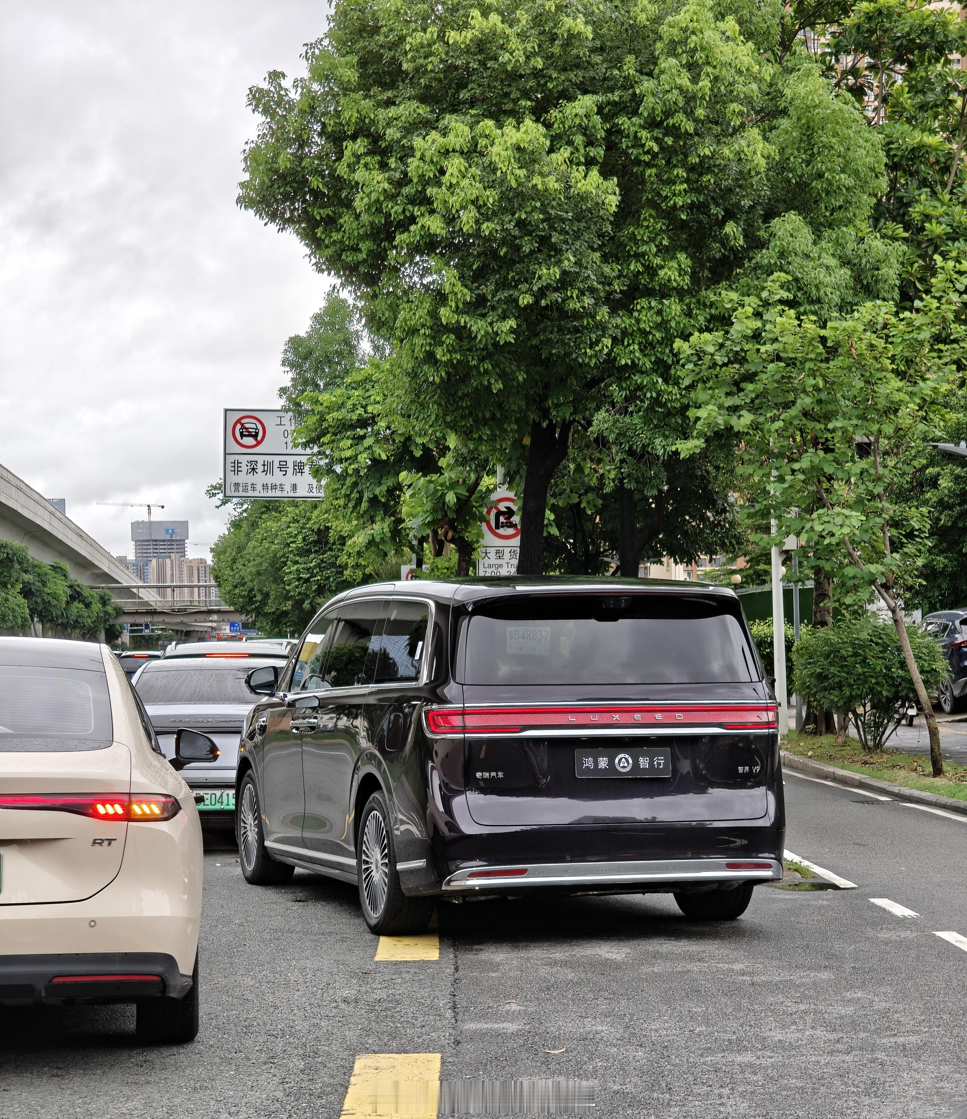 智界v9 车尾这么看其实也还行，没什么个性也不特别的正常MPV造型。 