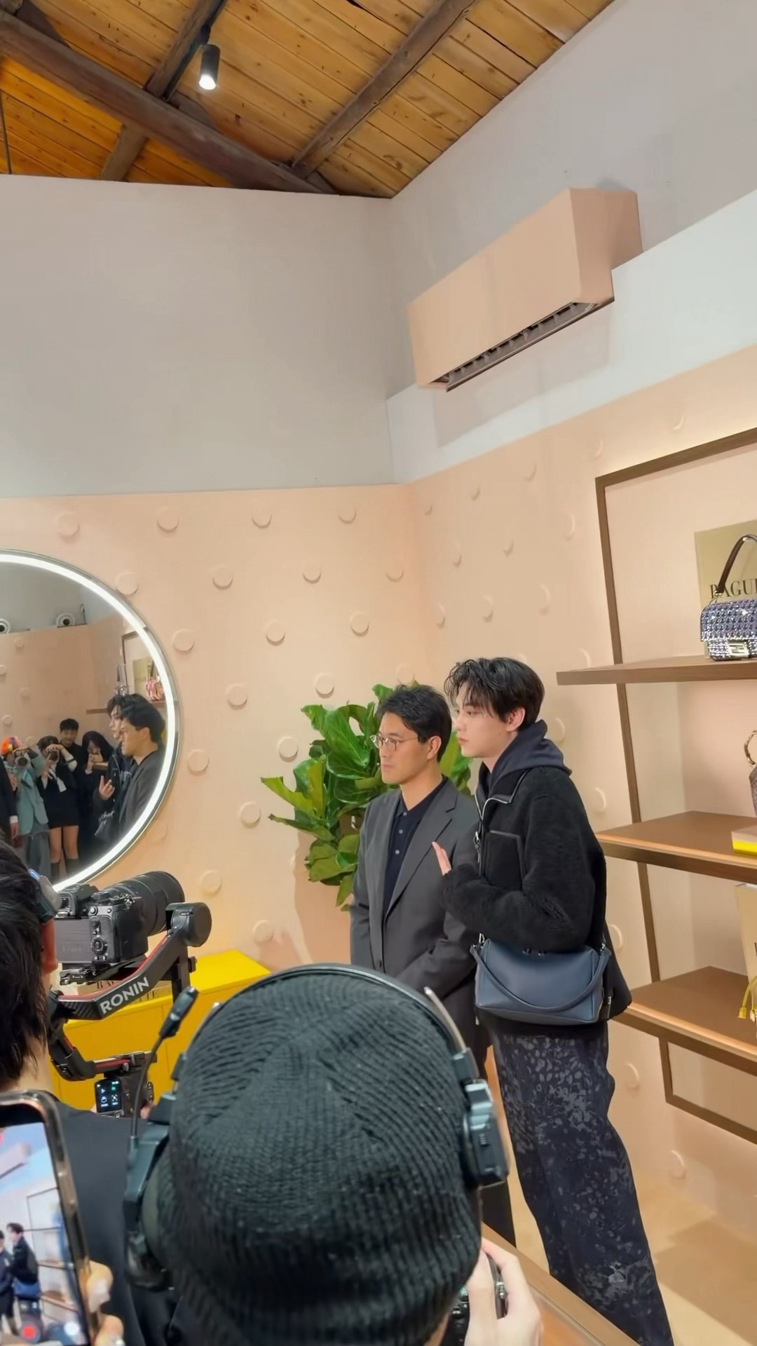 雷の松弛感拍了拍FENDI大中华区CEO说“辛苦了”笑嘻嘻在猫人直播间对猫人老板