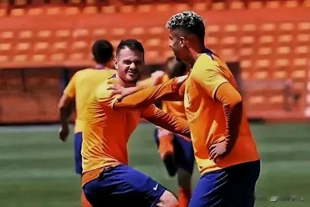 克雷桑训练牵手瓦科，沾一沾瓦科的喜气，争取迎来复苏。
  两者目前的状态一个天上