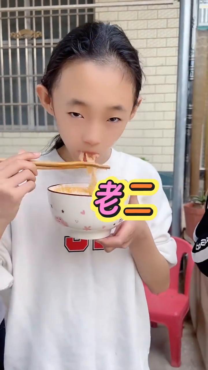 别人想生女儿就没有，而我们家一连来了七仙女，你说气人不气人？
老大、老二、老三、