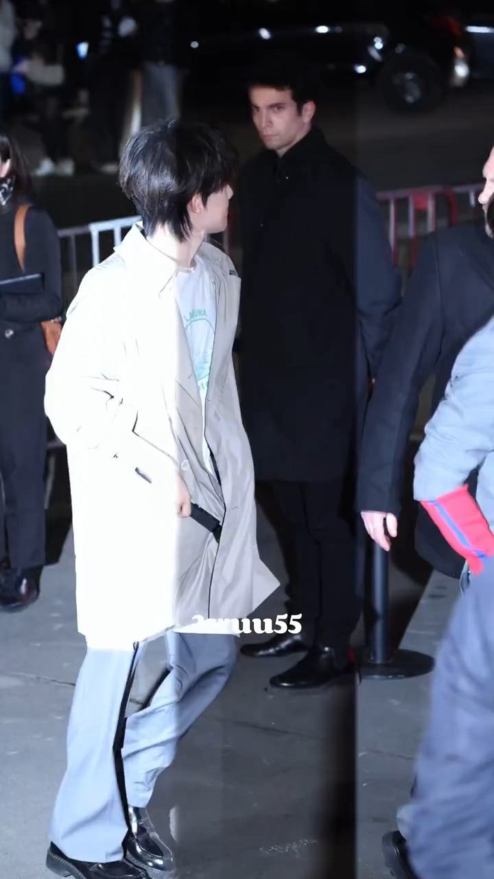 这下是真的闪耀米兰🫡所有人请看苏新皓在如此高频的闪光灯下的表情管理米兰闪光灯下