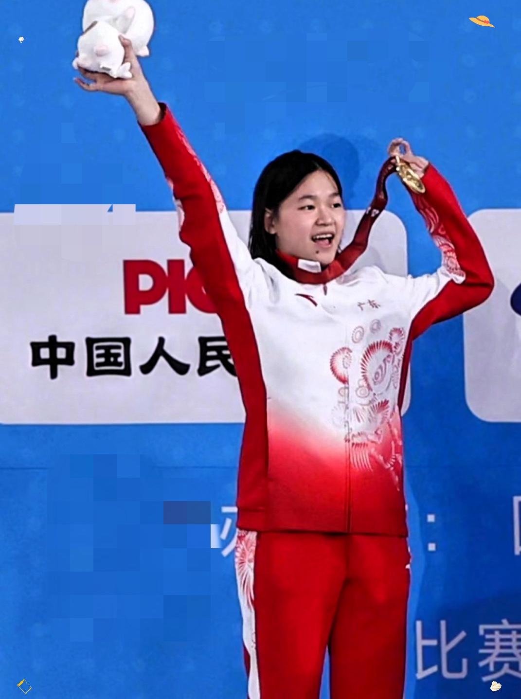 给人看哭了！！
全红婵拿到金牌后看了很久，
小心翼翼的抚摸这块金牌，

只有她自