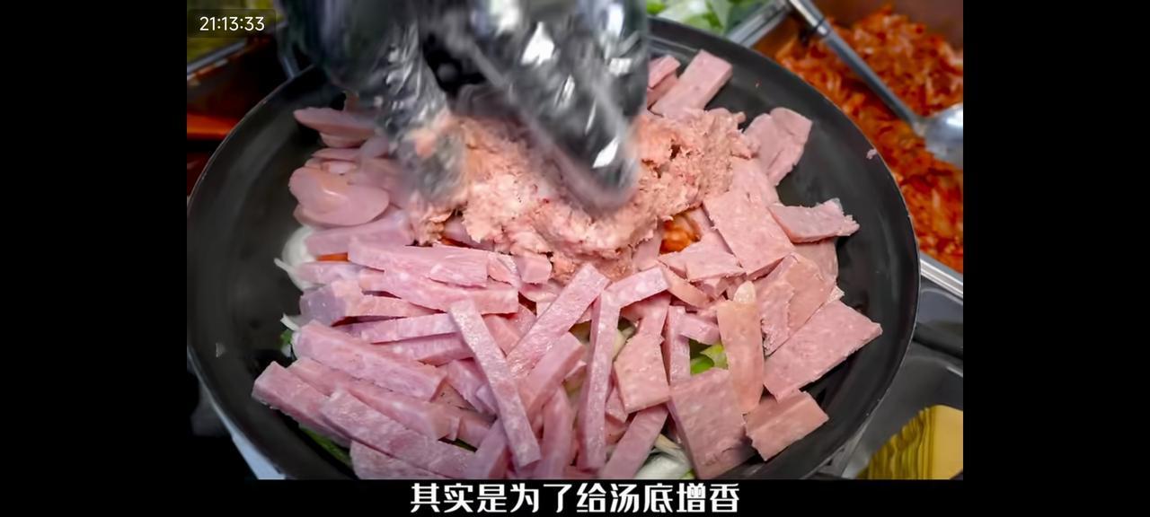 一同事去韩国出差，花了两百多吃部队火锅。

回来一直吐槽不好吃，泡面，火腿肠，方