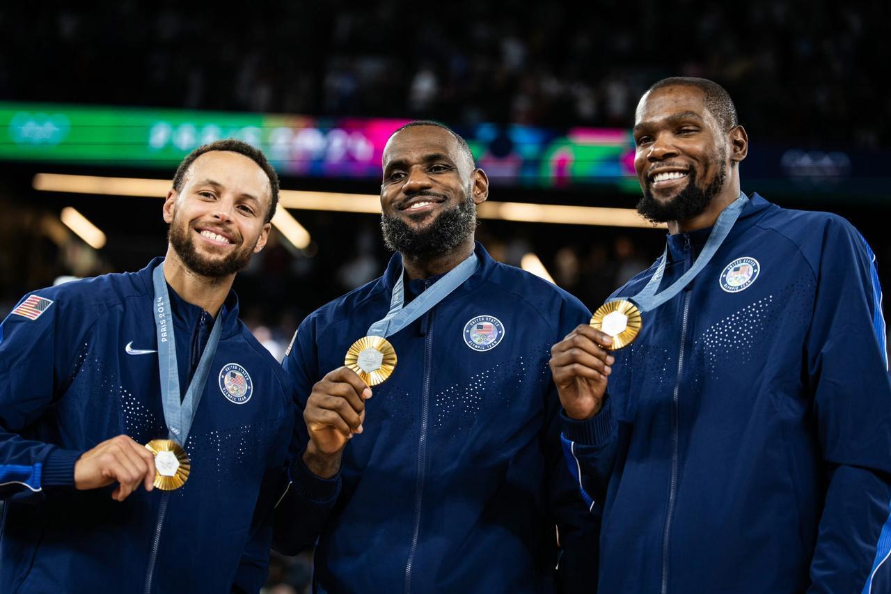 不服老不行!詹姆斯常规赛生涯面对同代现役一众劲敌数据

面对库里:14胜13负