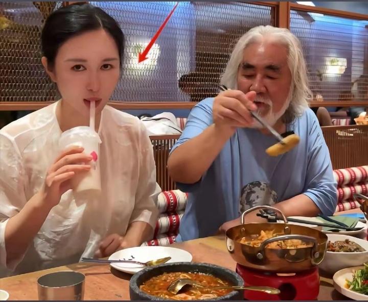 张纪中夹菜给小娇妻杜星霖时的一幕。