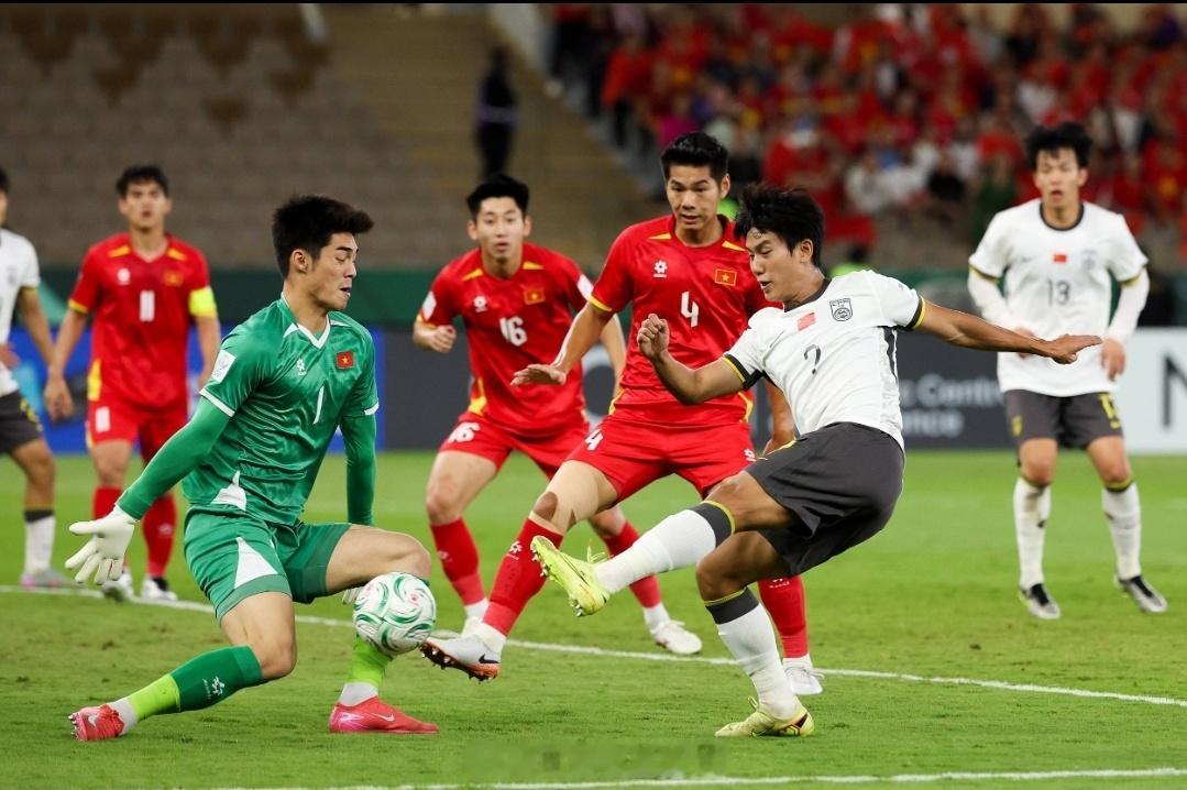 U23国足2比0越南国足U23半场控球率63%，4射门0射正，越南3射门2射正U