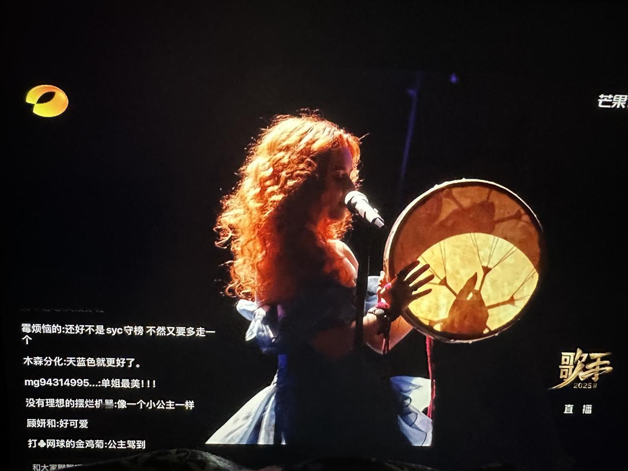 这个巴西精灵太会唱了吧。
不仅像个小公主，而且唱的也很高级。
有点音乐剧的味道，