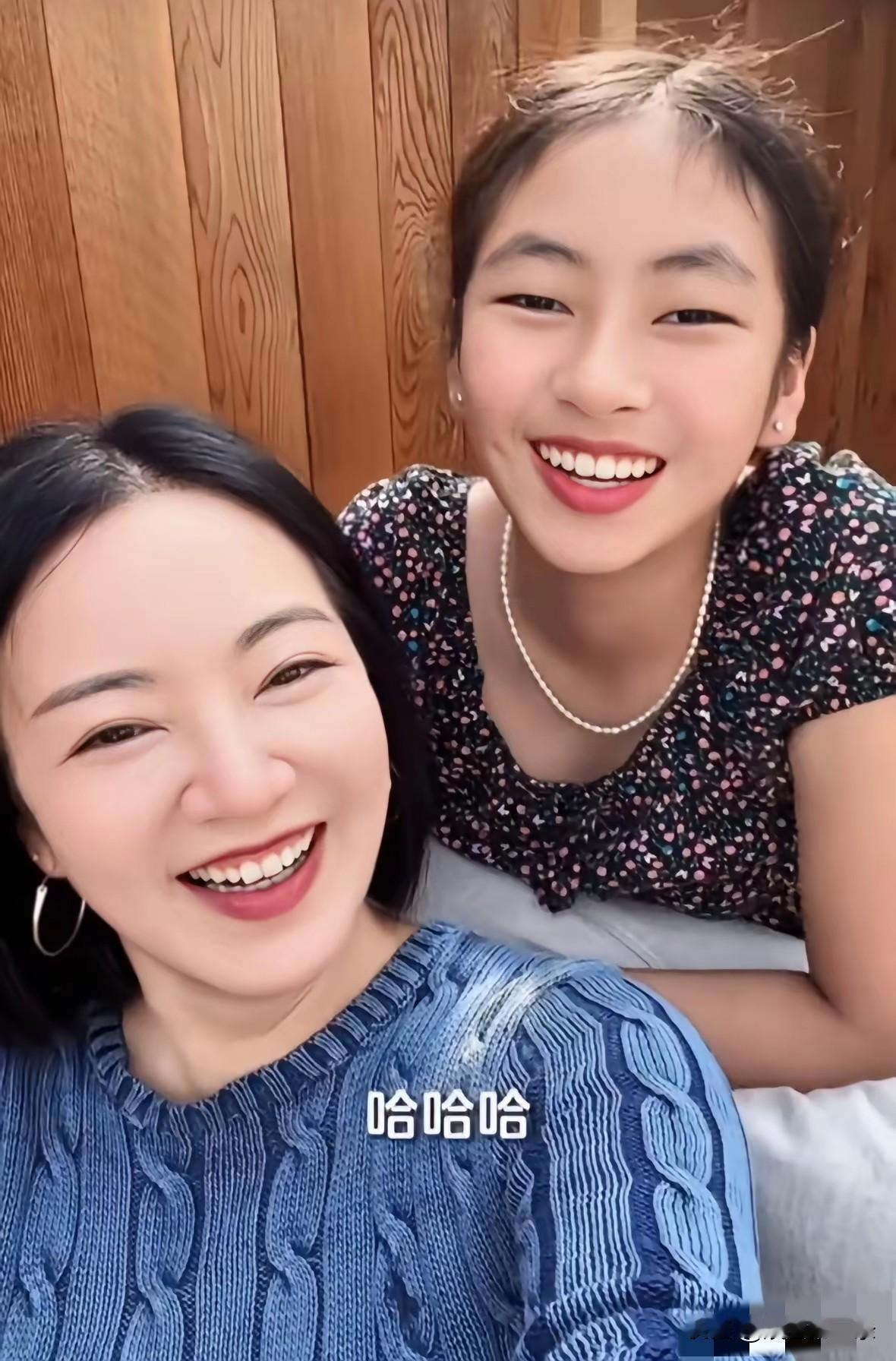 第一眼感觉，阿雅的女儿长相好标致，鹅蛋脸，原生眉毛有型又浓郁，细长眼睛亮晶晶，高