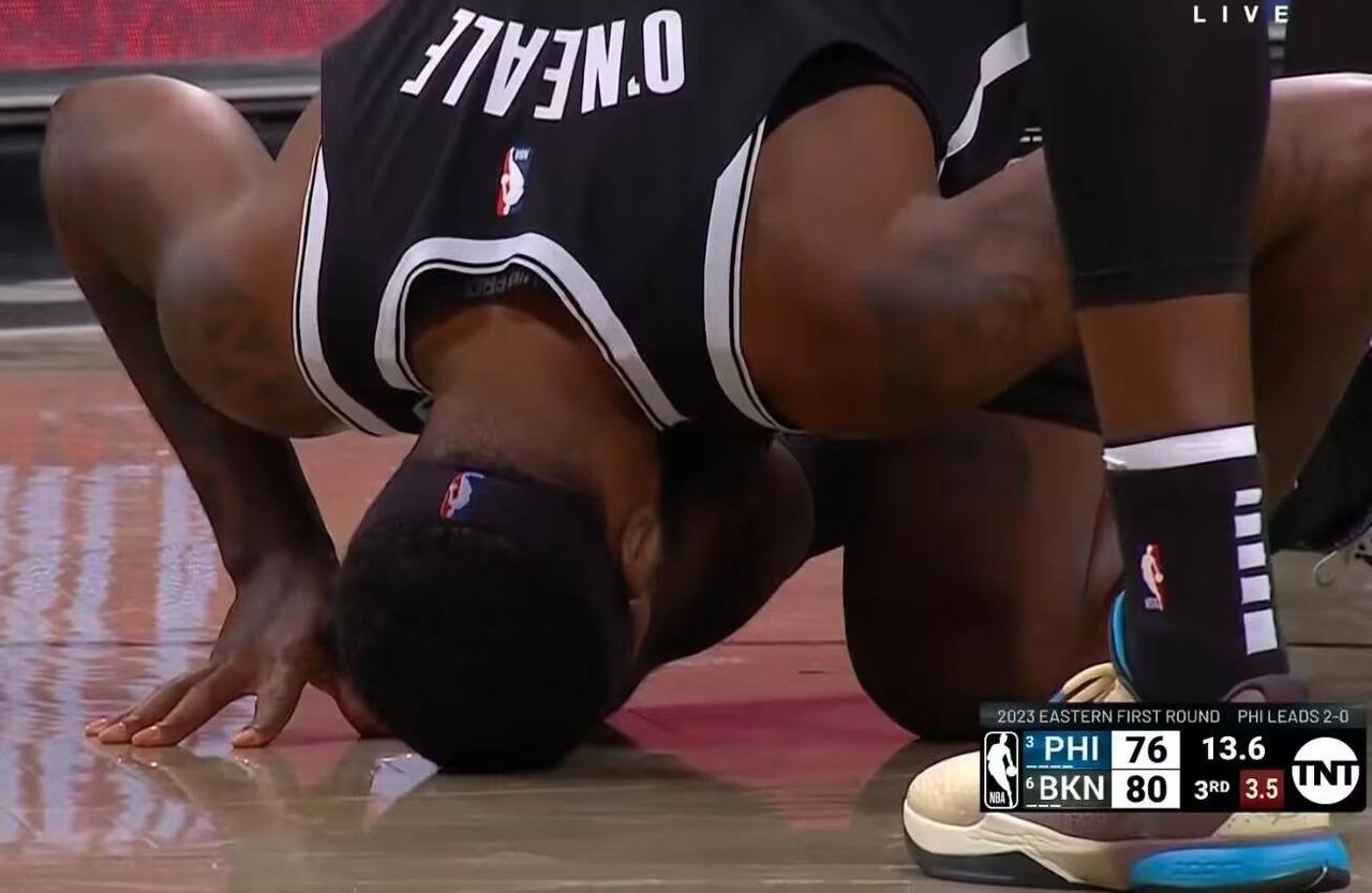 NBA球星詹姆斯·哈登因在比赛中被驱逐出场而引起了广泛的关注。据报道，在对阵森林