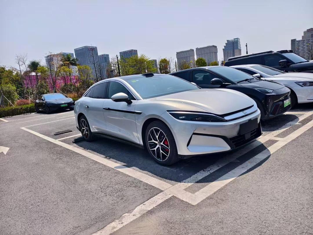 汉 L EV：比亚迪旗舰纯电轿车，年款选对省5万
汉 L EV 作为比亚迪旗舰纯