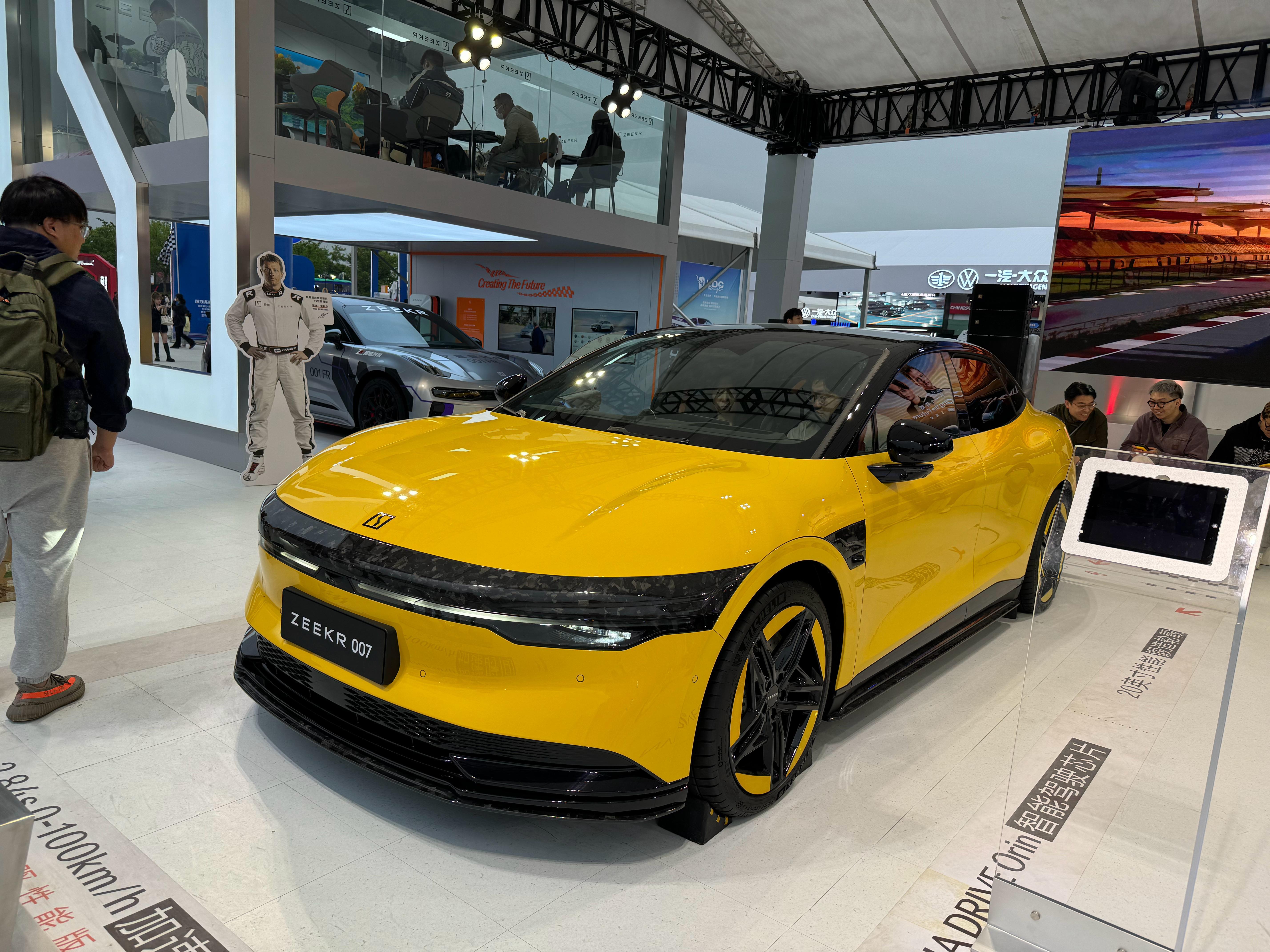 看完F1比赛，去极氪展馆参观。#极氪现身上海国际赛车场# 新款007，极速黄00