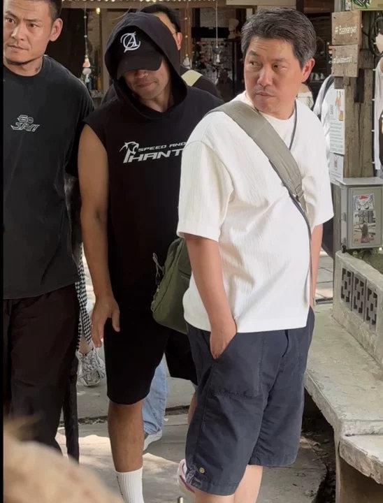 周杰伦无袖帽衫周杰伦穿无袖帽衫了！谁的青春回来了！周杰伦无袖帽衫路透哥你多穿我爱