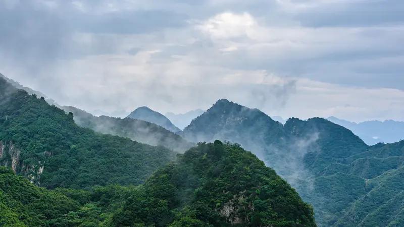 “富在深山有远亲”，这句上联道尽了世态炎凉。常见的下联是“穷在闹市无人问”，太贴