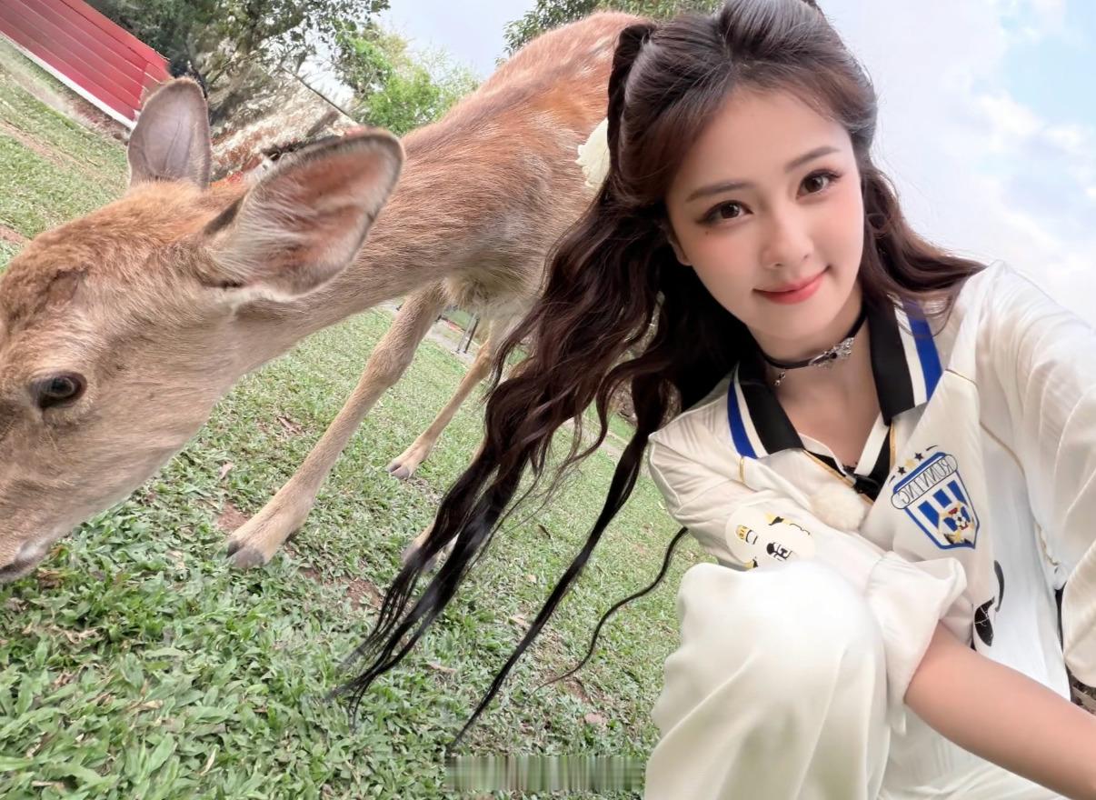 奔跑吧白鹿我的苹果肌很幸福……白鹿和鹿合影图太好看了吧！