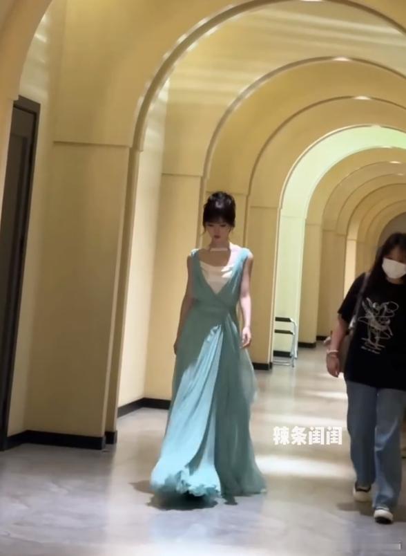 鞠婧祎穿高定演苏绿夏鞠婧祎万花世界穿高定鞠婧祎万花世界穿高定，天呐驾驭的好好，太