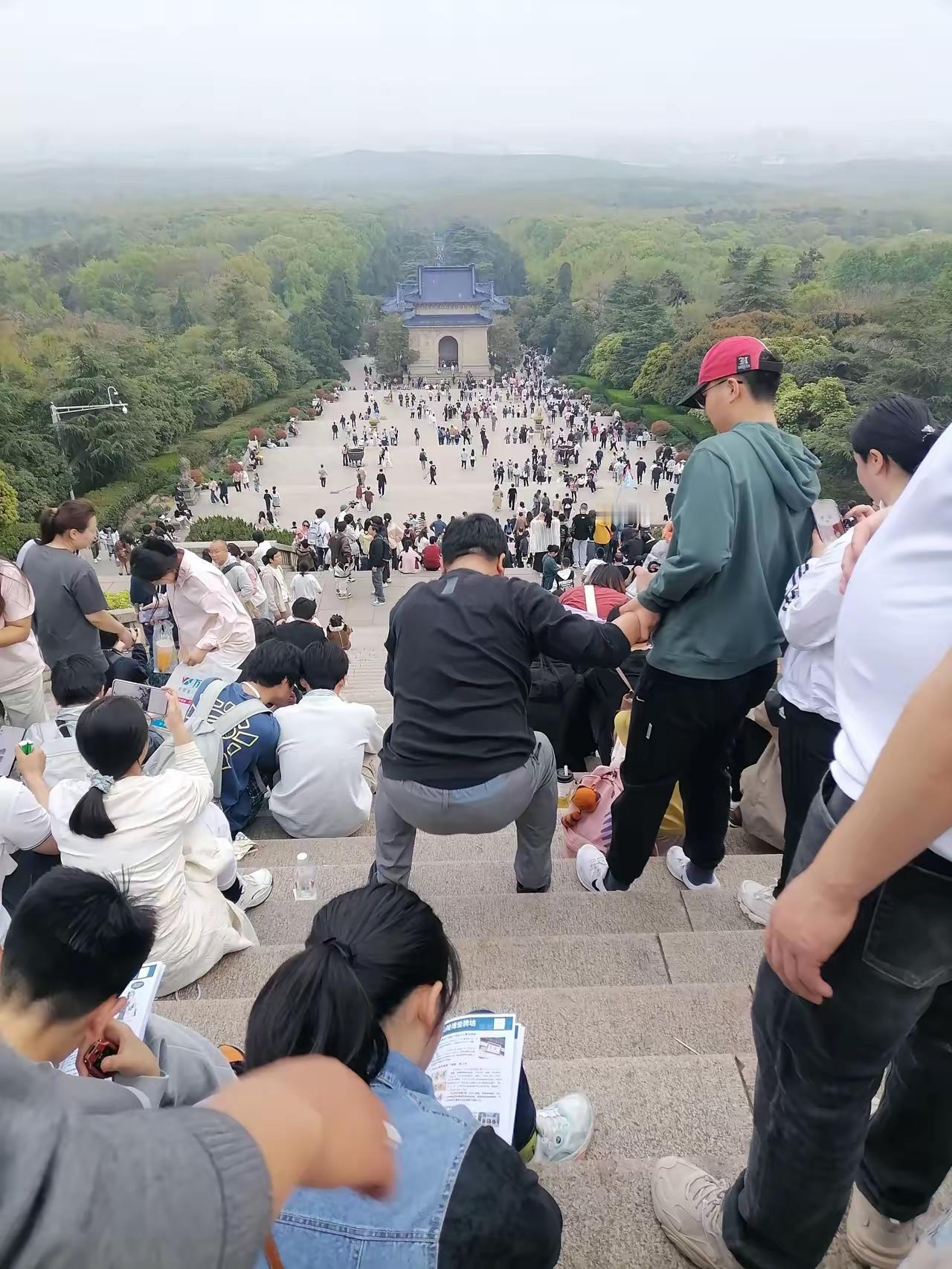 一男一女五一假期旅游相遇在中山陵。
男子搭讪拱手问女子贵姓？，女子嫣然一笑回答曰