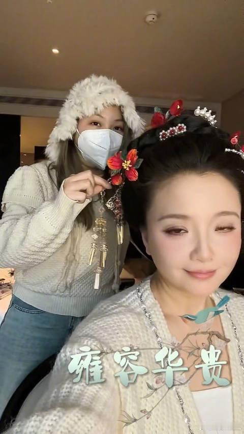 孙茜把化妆师夸害羞了  夸人还得是孙茜老师！三言两语就让化妆师害羞，情绪价值拉满