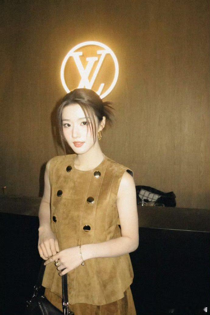 从演员到奢牌新宠，卢昱晓未来可期卢昱晓这身早春礼服简直把豪门千金感拉满了这个ti