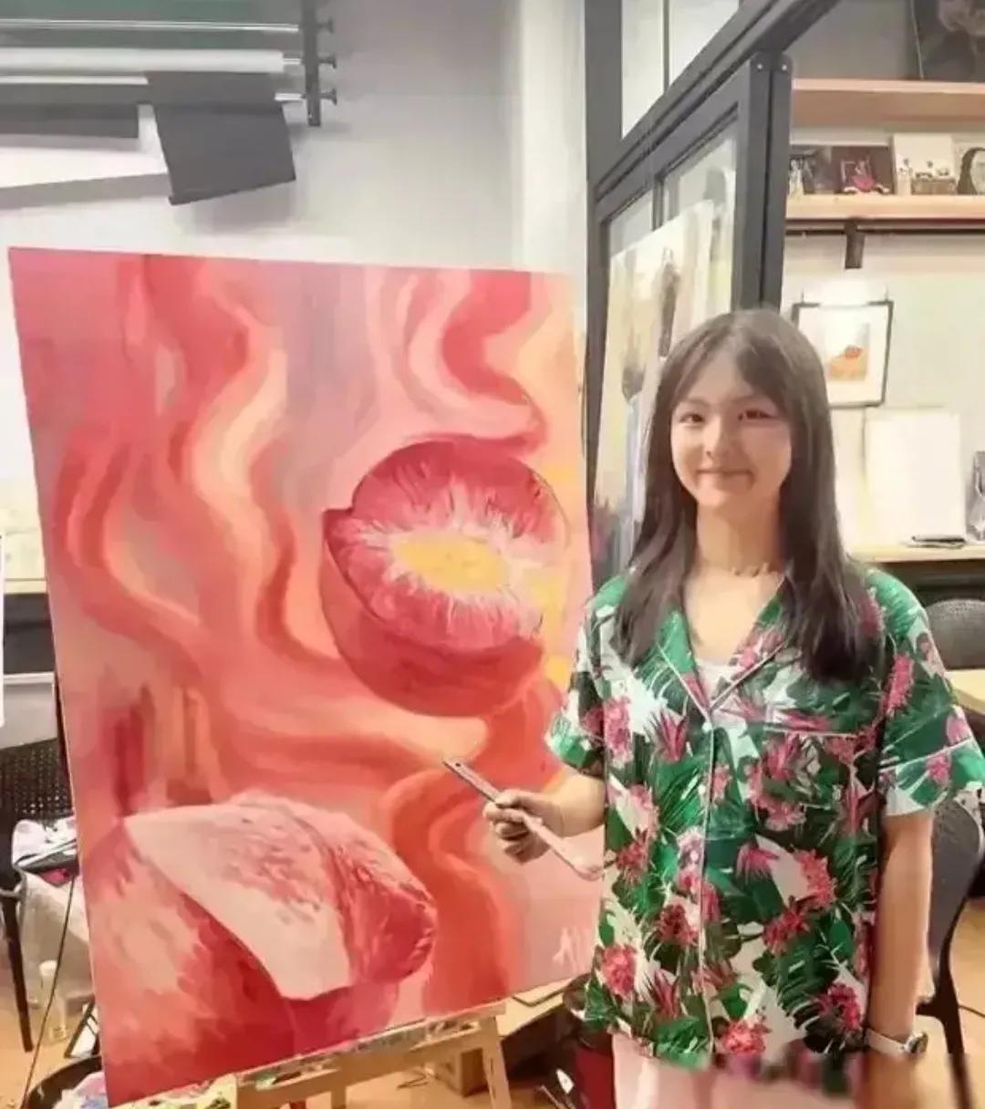 李湘女儿王诗龄
在画画方面很有天赋
近日，她的这一幅油画
被一位企业家以1000
