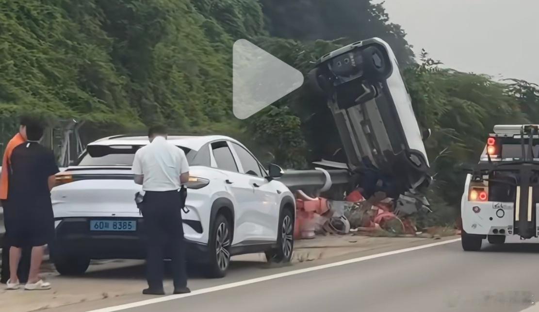 前段时间韩国不是有台比亚迪海狮07在高速上被现代追尾，结果只是“衣角微脏”嘛结果