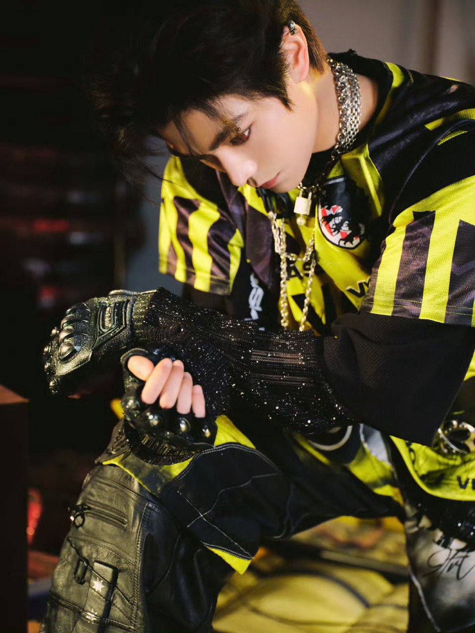 卧槽丁禹兮今天的音乐节造型，眉钉赛车服