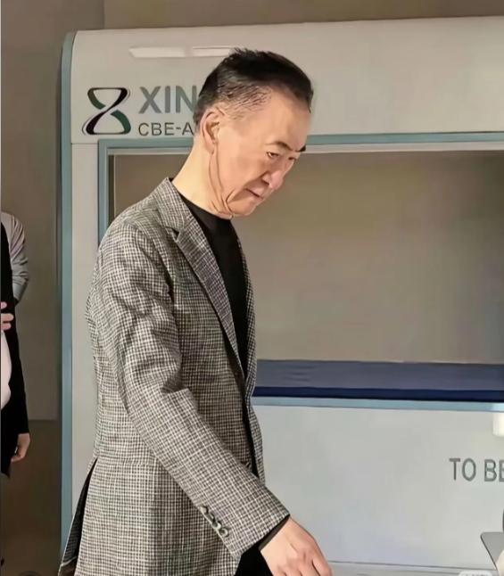 一个在外面，四处奔走，努力还债，瘦成皮包骨；
一个里面，债多不压身，慢慢交代，养