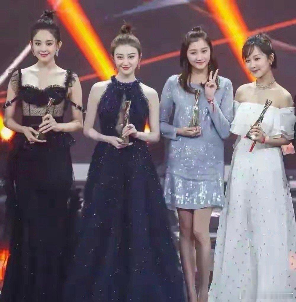 有没有发现一个现象，都是童星出道的关晓彤和杨紫，她们两个人不管怎么打扮，造型怎么