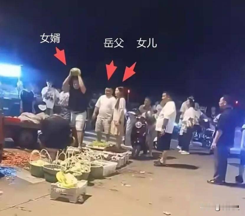 太嚣张！2026年7月28日，宁波街头，女子和父亲在西瓜摊前挑西瓜时，因为他们的