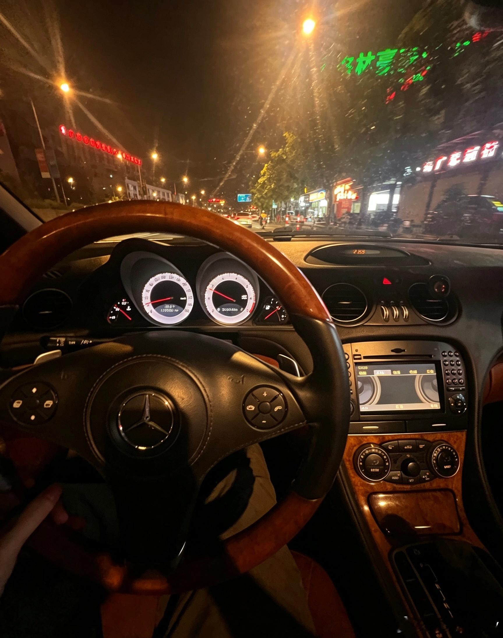 久久不开，雨后的晚上，开着敞篷的感觉还是很棒的。这周可能开本田太久了，换上高级欧