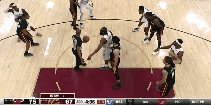 哈登高情商的体现！这球堪比当年的隆多指挥考辛斯防空气。
在骑士对阵热火的比赛中，