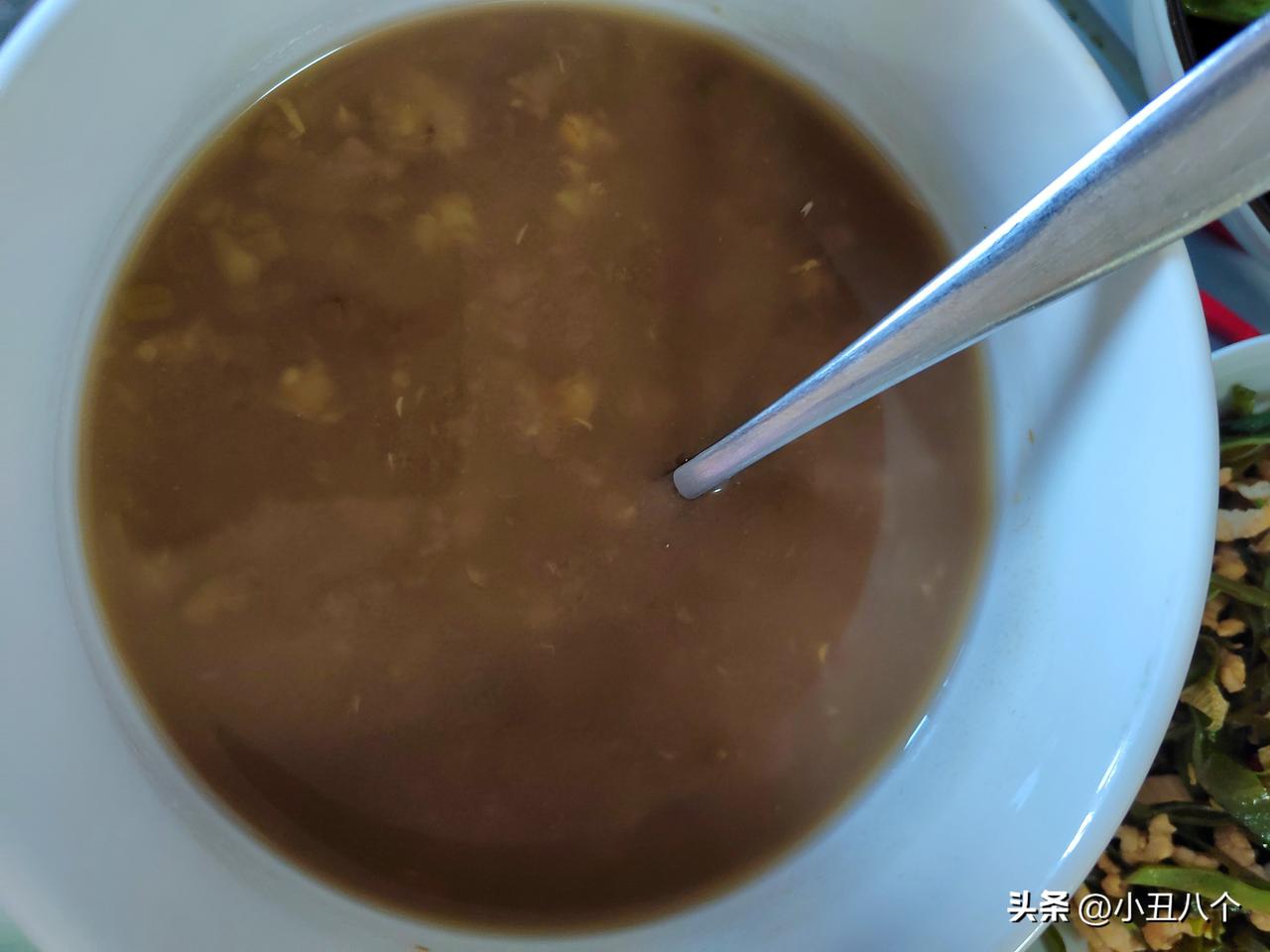 这没事就在挑刺了，嫌弃绿豆汤放糖了，嫌弃豆角里的肉沫炒硬了，嫌虾没焗到火候，嫌花