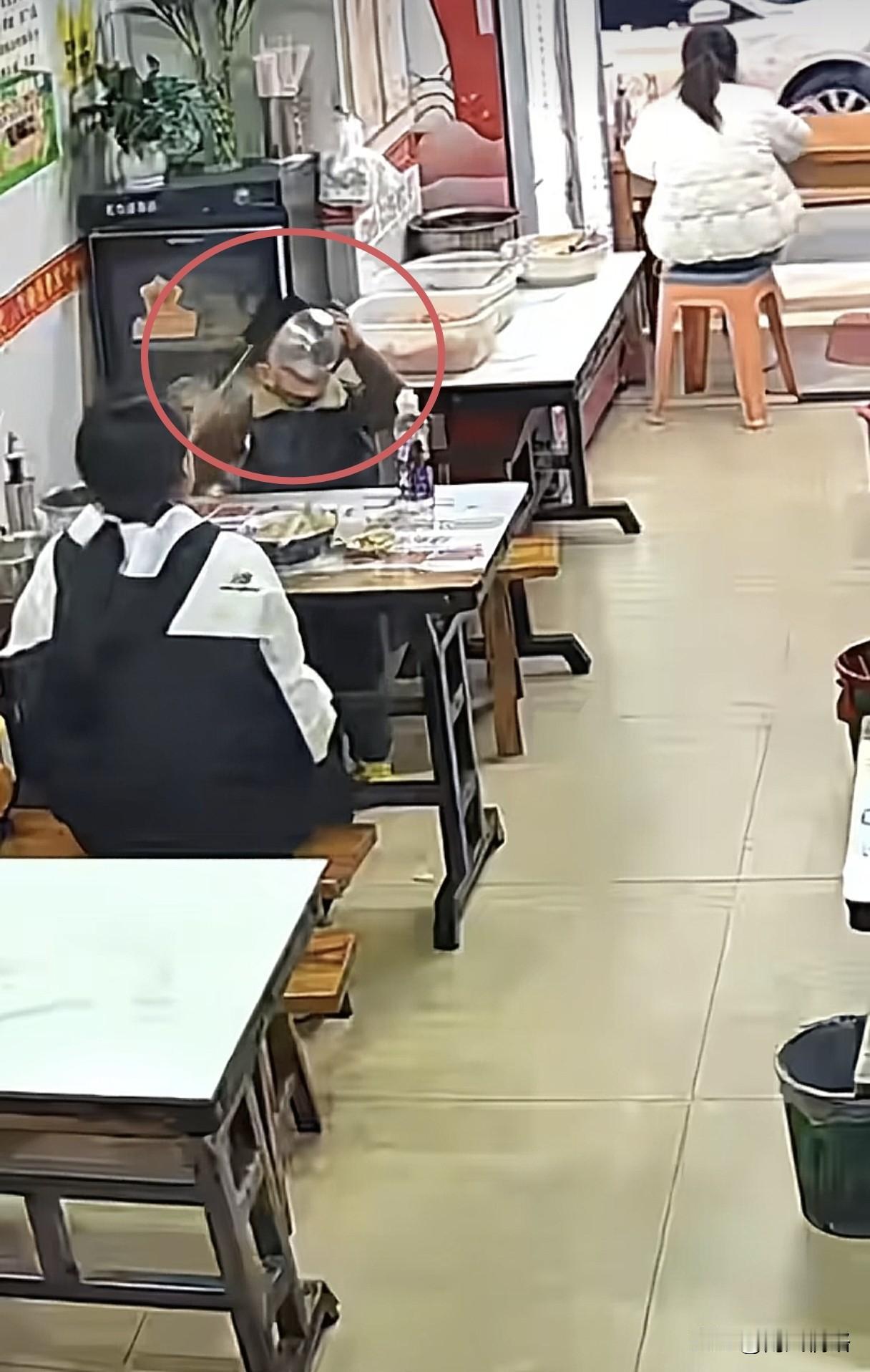 小男孩吃​牛肉粉​连汤带粉吃光，临​走​夸老板饭好吃，最终登上人民日报，戳中​了