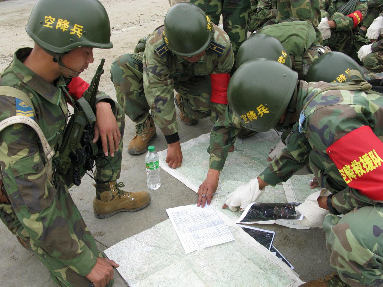 有多少人知道这是那年在哪里，在干嘛！2008年四川抗震救灾搜救任务前，研究搜救方