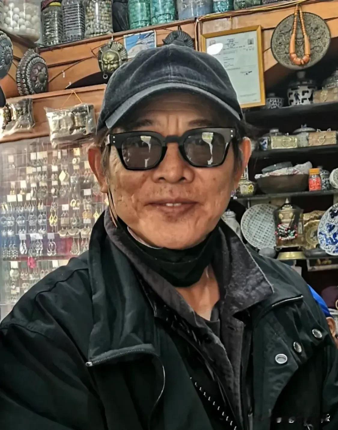李连杰现状引发热议，他面部苍老在尼泊尔被拍，年轻的时候用力过猛，工作繁忙，老了的