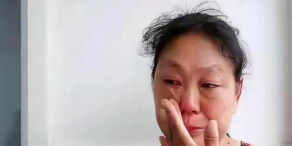亲妈一张嘴，直接把儿子的“金饭碗”给端了。7月1日报道，上海这位爱攀比的阿姨估计