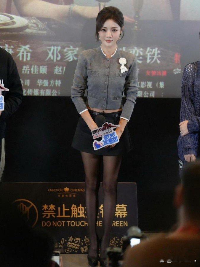我的妈呀!这居然是邓家佳，看着越来越来越年轻了! 