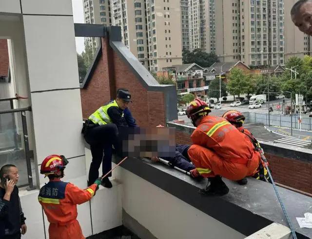 四川绵阳一空调安装工高空坠落奇迹生还！10月30日下午，一名男子在6楼安装空调外