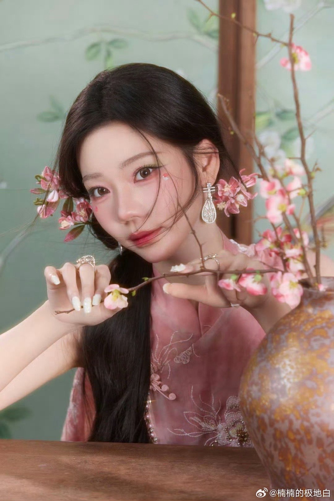 张紫宁抽象天赋恐怕在我之上 《一念》被调侃成刮痧BGM后，张紫宁直接沉浸式演绎刮