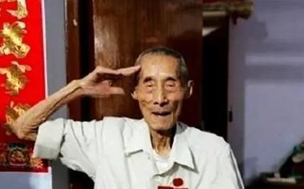 1942年，黄士伟在路上埋60枚地雷阻击日军，准备预测日军会停下的地方时，他突然