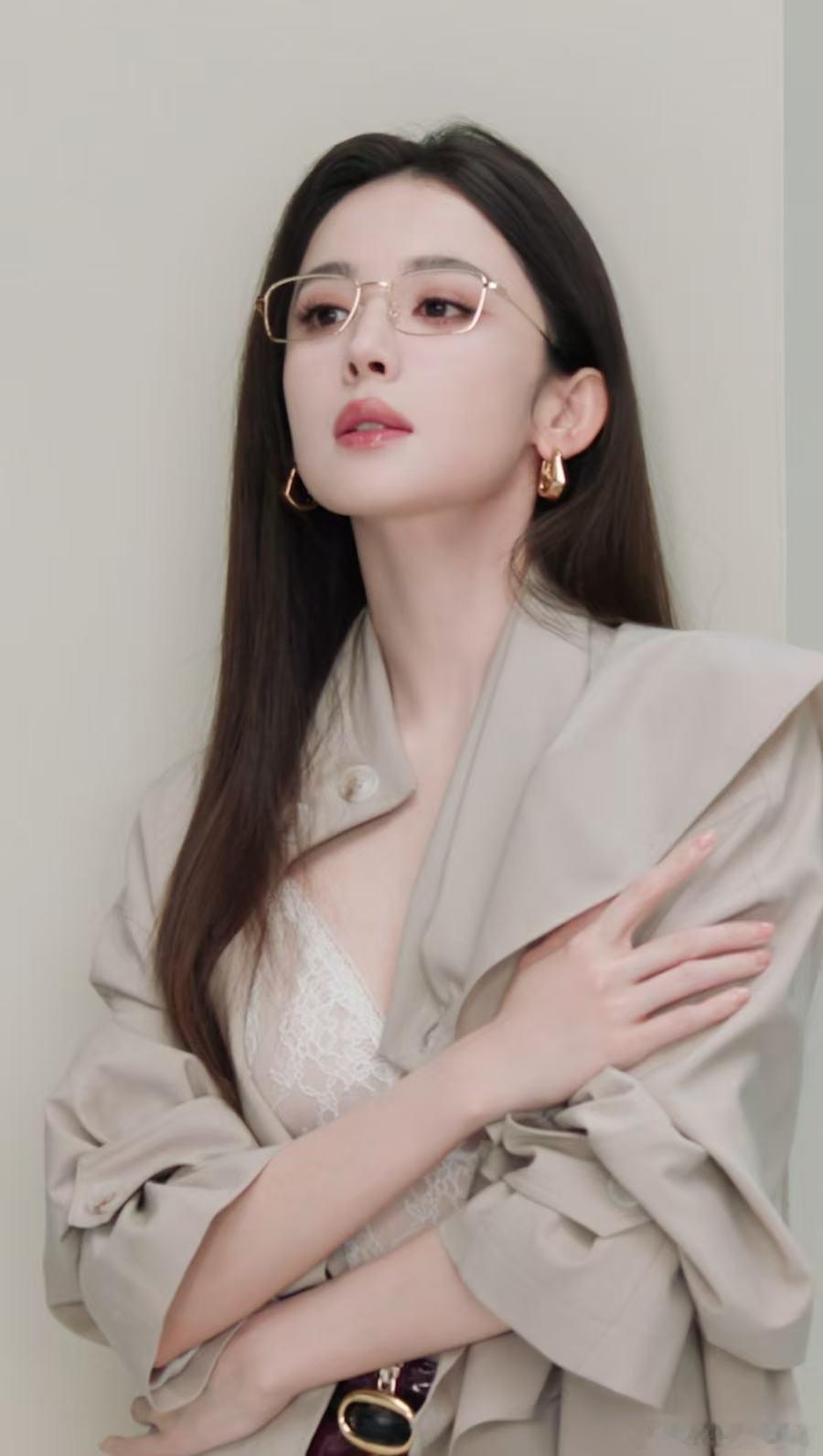 娜扎风衣红裙反差感 现代诗人风这个形容真的很贴切，皮裙的热辣，风衣的慵懒，再加上